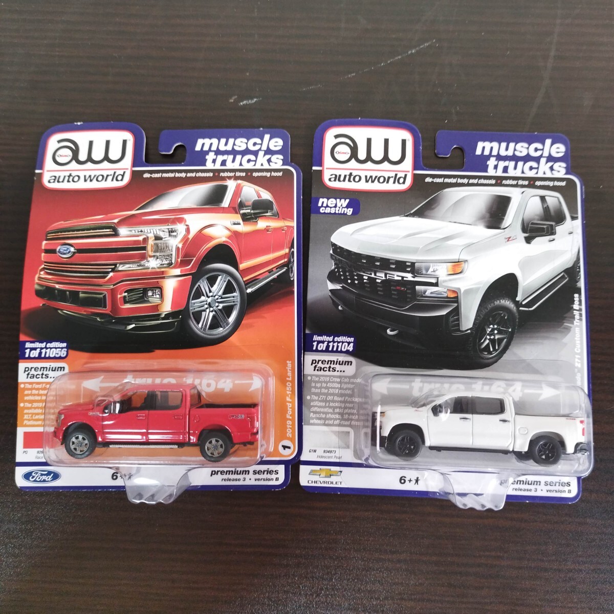 TADDT  auto world muscle trucks Ford F-150 Race Red / Chevy Silverado Iridescent Pearlの画像1