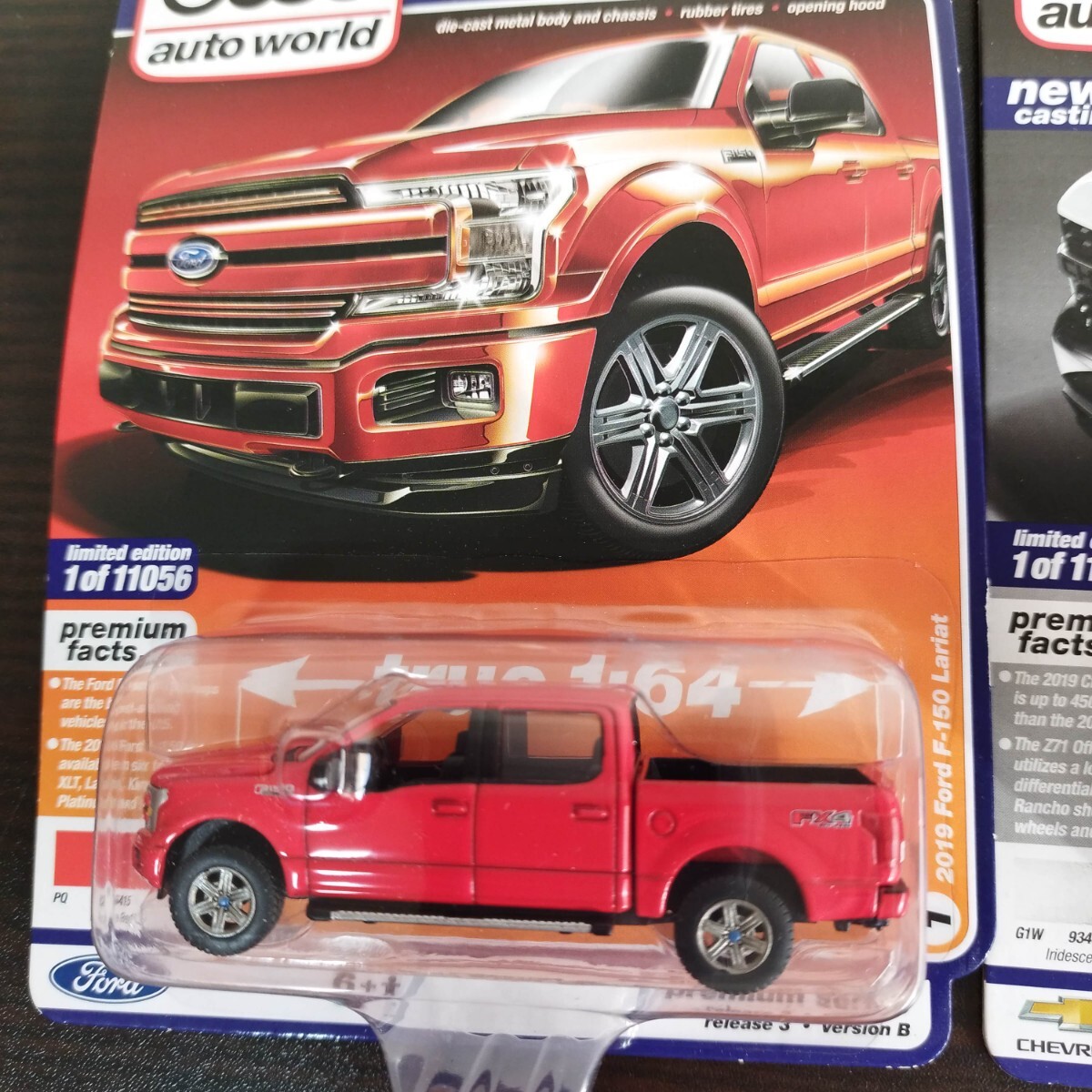 TADDT　 auto world muscle trucks　Ford F-150 Race Red / Chevy Silverado Iridescent Pearl_画像2