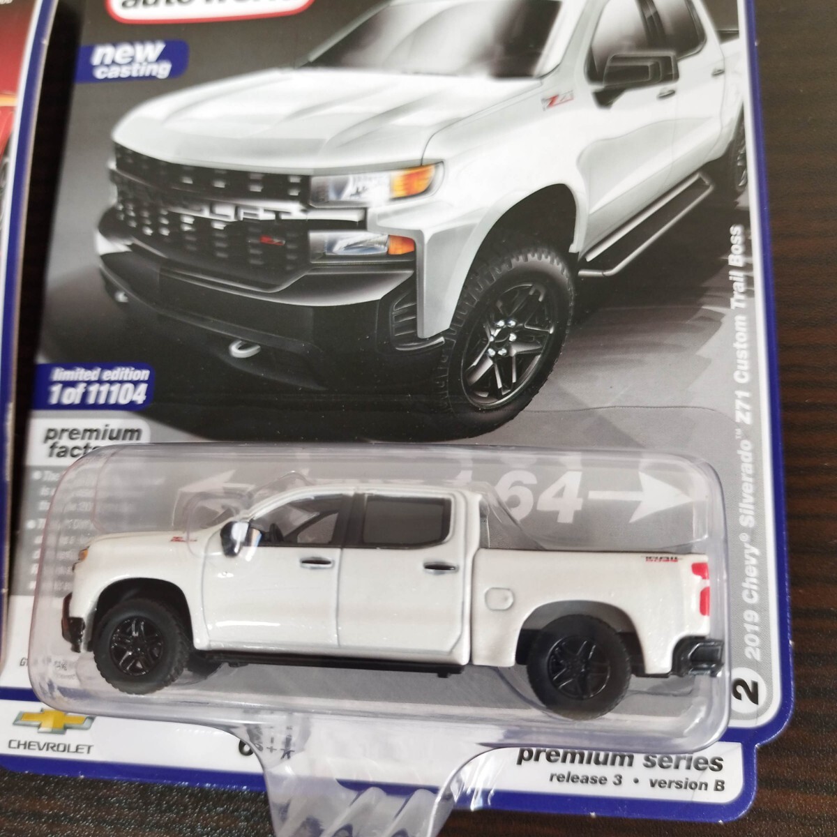 TADDT　 auto world muscle trucks　Ford F-150 Race Red / Chevy Silverado Iridescent Pearl_画像3