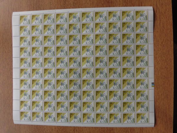 動植物切手  シオカラトンボ  9円×100枚 1シート 額面９00円  発行年度不明 半分に折っての保管の画像1