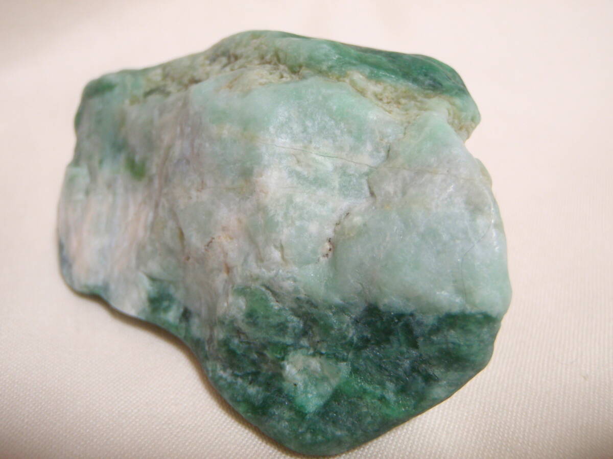 糸魚川 翡翠 ヒスイ     258       鮮緑     117ｇ  原石 鉱物 の画像3