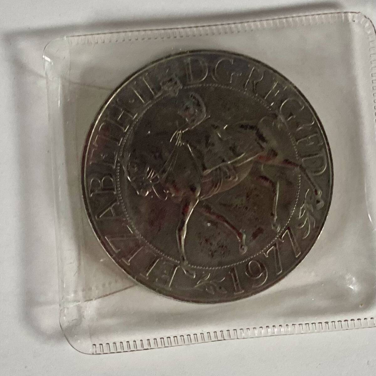 ▲ 【1円スタート】 イギリス 英国 エリザベス二世女王陛下 シルバージュビリー記念 クラウンコイン 2枚セット 1977年▲hi293の画像3