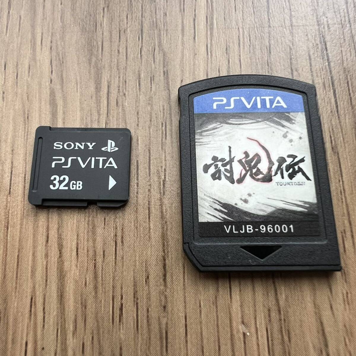 SONY プレイステーションVite 討鬼伝 鬼柄 PCH-1000 本体のみ PS Vita ゲーム機 PlayStation 中古 動作確認 ソフト 32GBメモリ付属の画像9