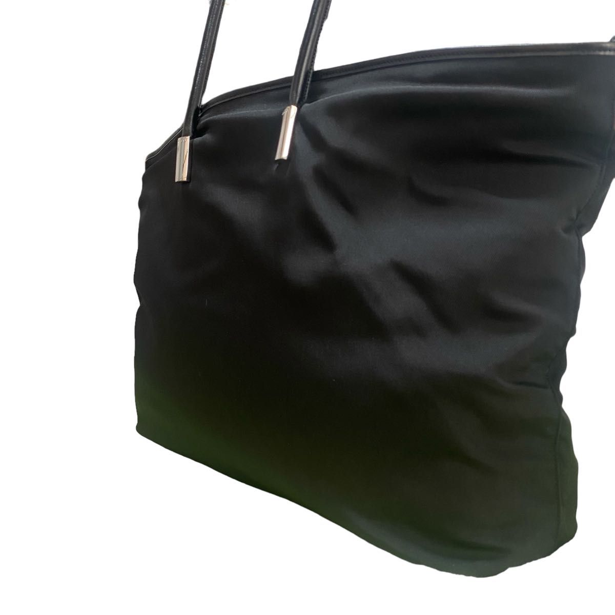 【美品】GUCCIグッチ　大容量トートバッグ　ナイロンレザー　ブラック黒　肩掛け　男女兼用　ビジネスバッグ可能デザイン