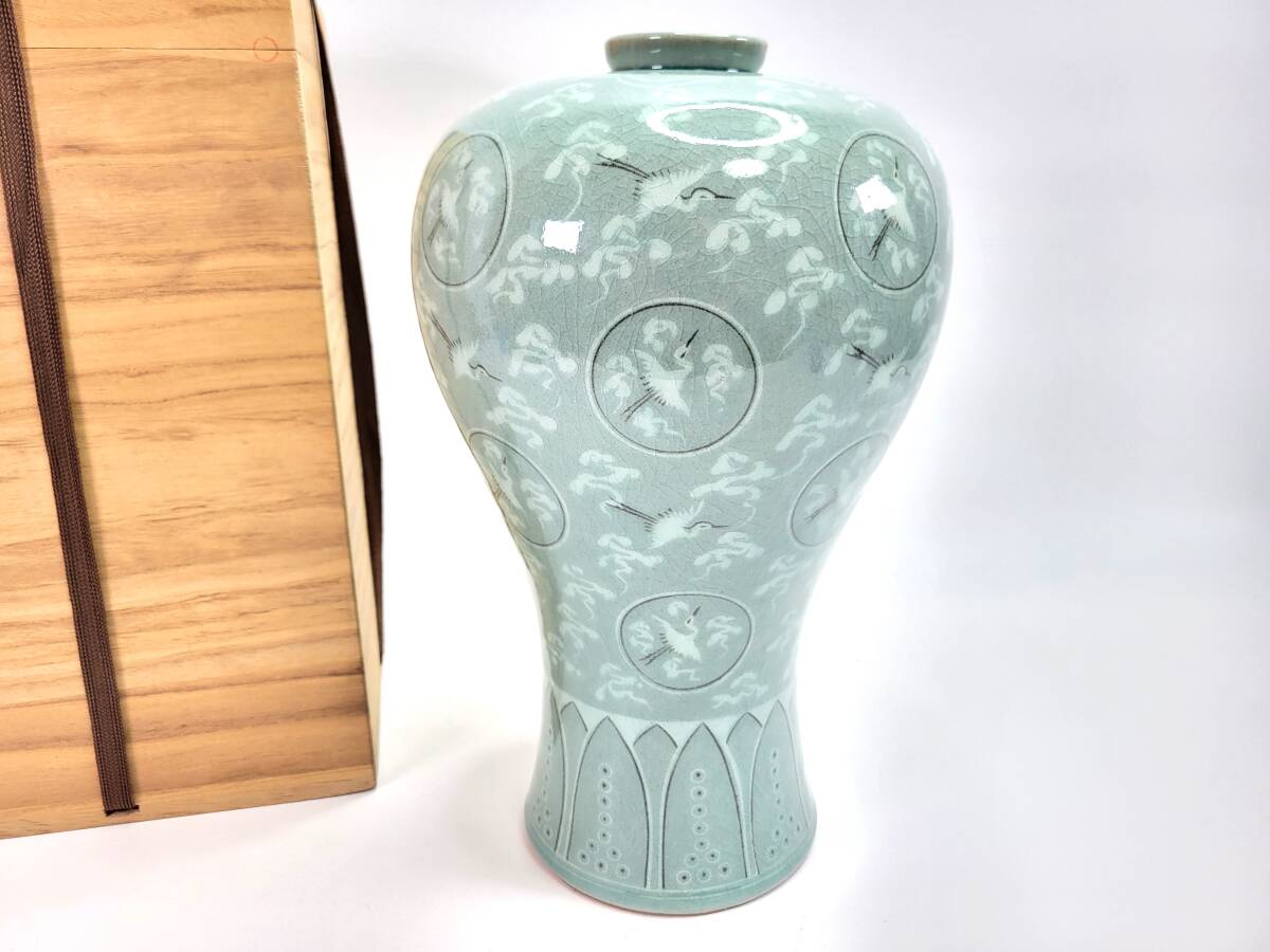 蔵出し品】高麗青磁 古堂趙斗彦 在銘 雲鶴文花瓶 桐箱付き 名人 蔵出し品】高麗青磁 古堂趙斗彦 在銘 雲鶴文花瓶 桐箱付き 名人