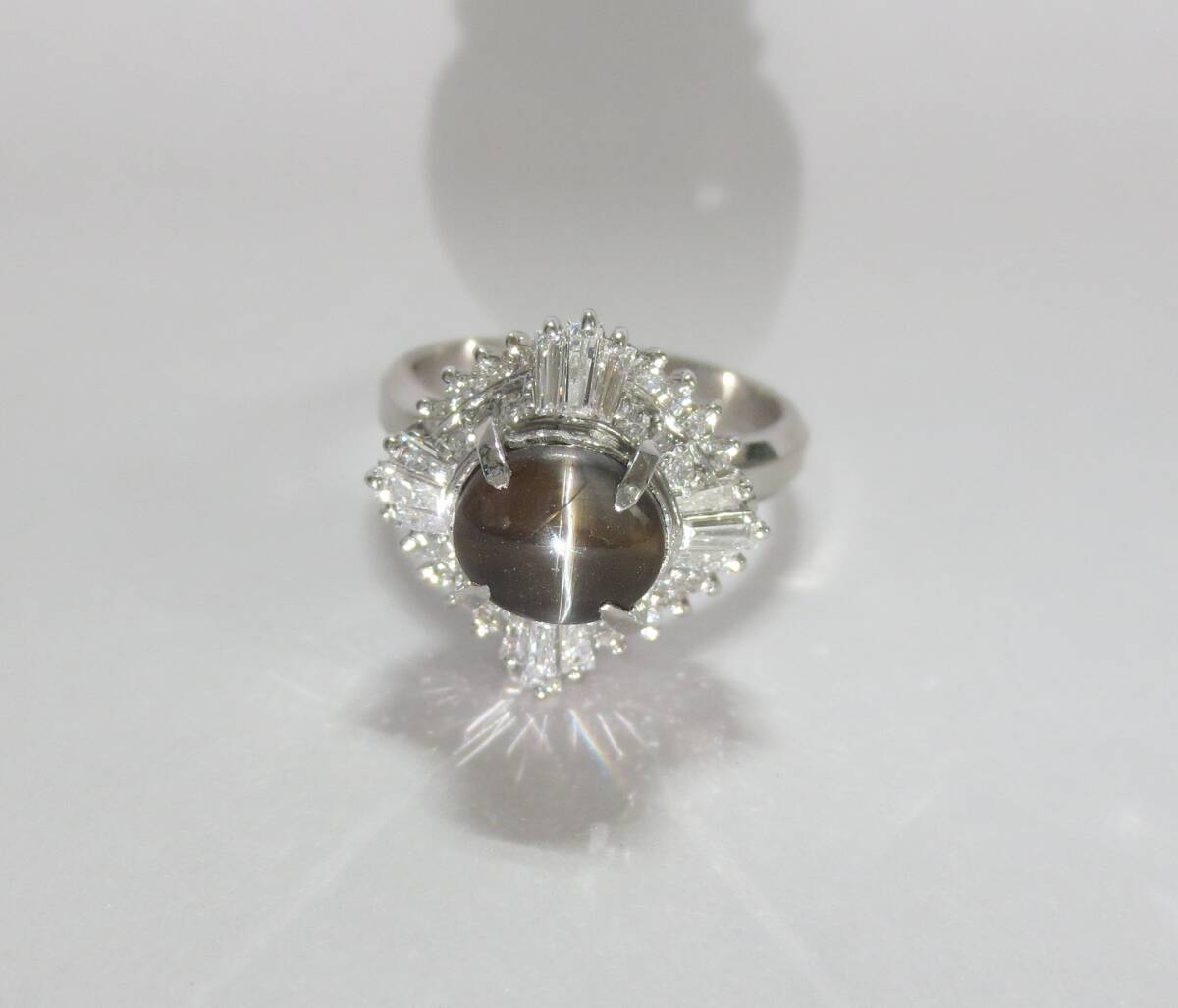 ○ プラチナ900無垢 キャッツアイ2.24ct ダイヤモンド0.68ct テーパーカット 総重量7.6g レアストーン 本物の画像1