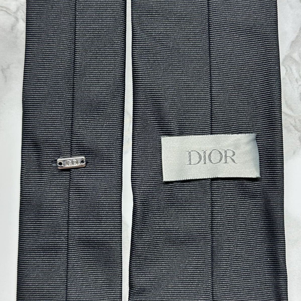 極美品 現行タグ レア DIOR ネクタイ シルク100% CDロゴ ワンポイント ソリッド ナロータイ ブランドロゴ 刺繍 ブラック 送料無料_画像5