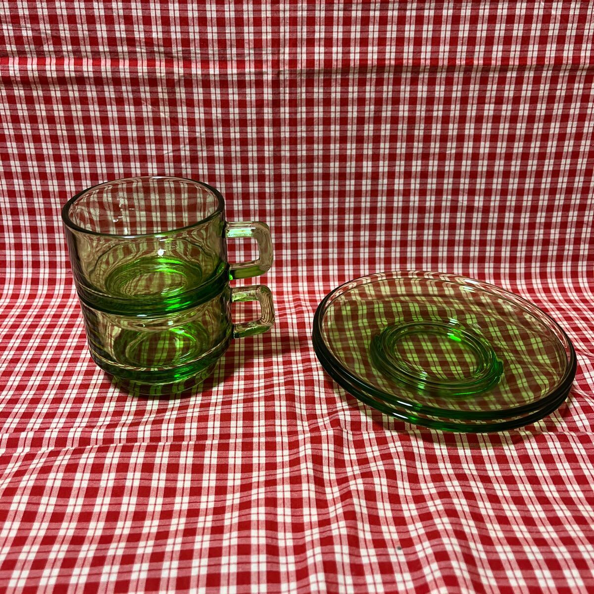 昭和レトロ　カップ&ソーサー　2客セット　ガラス　緑　グリーン　スタッキング　食器 ティーカップ ソーサー カップ アンティーク 未使用_画像2