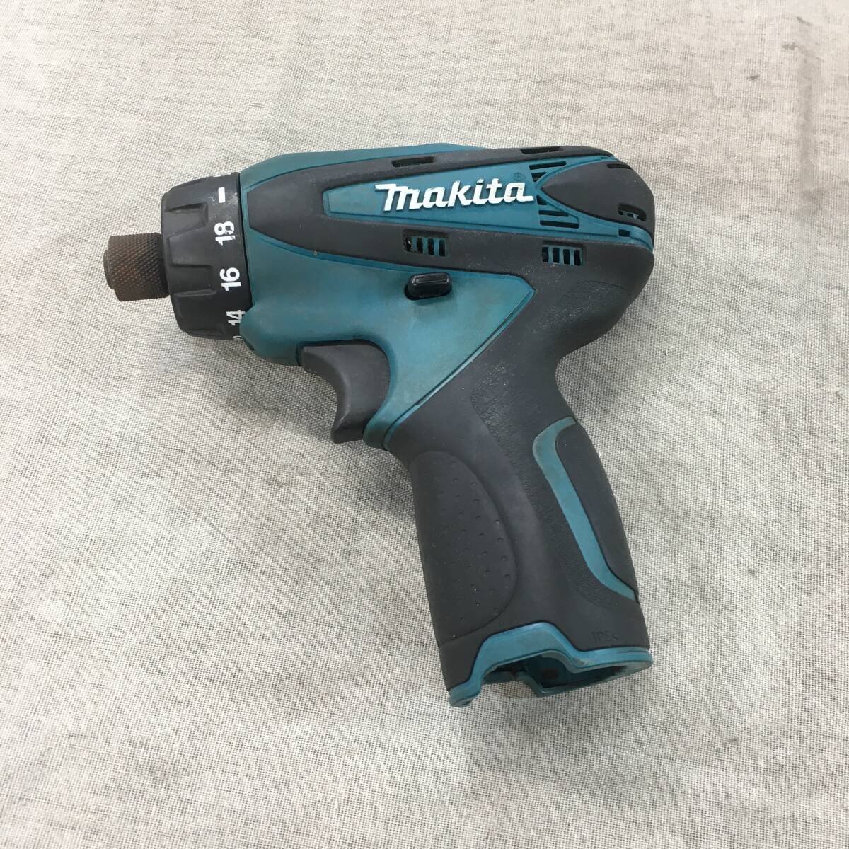 ジャンク品 マキタ(Makita) 可変速 充電式ドライバドリル 10.8V DF030D_画像1