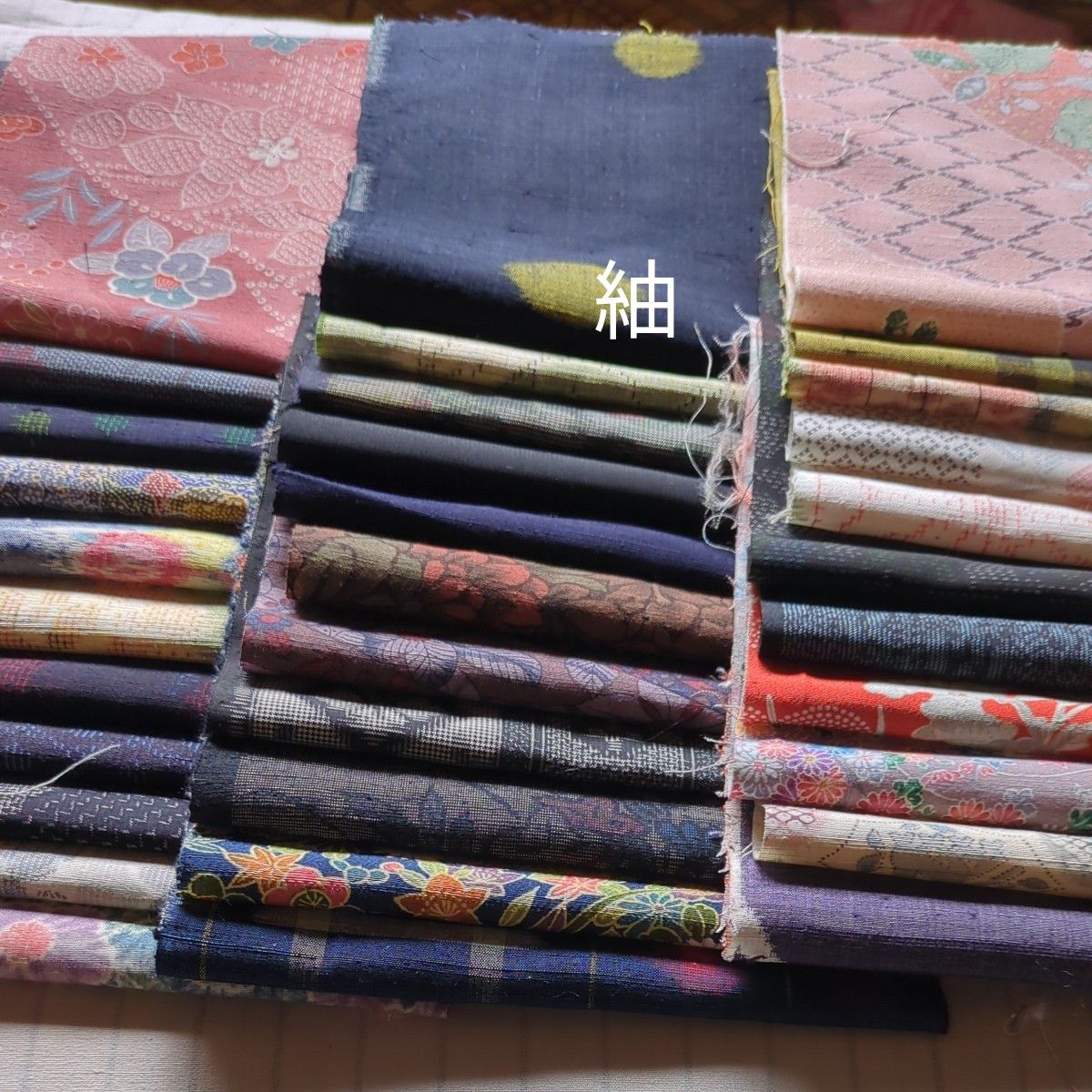 36　正絹ハギレ　紬　小さいサイズ　半巾×35cm前後　33枚　と1枚生地