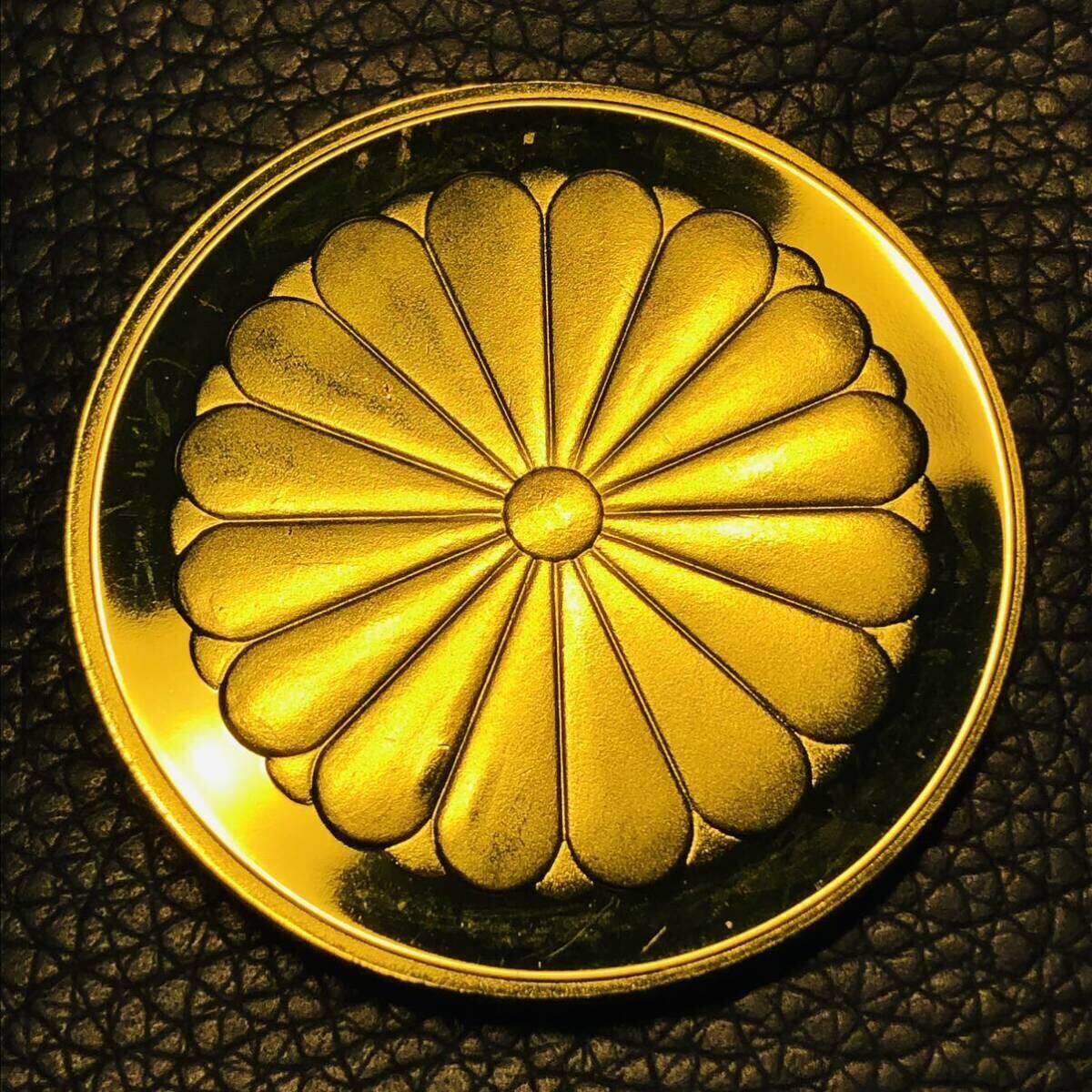 日本古銭 鳳凰 菊の御紋 天皇陛下御即位記念 記念メダル 10万円金貨 大型金貨 カプセル付きの画像2