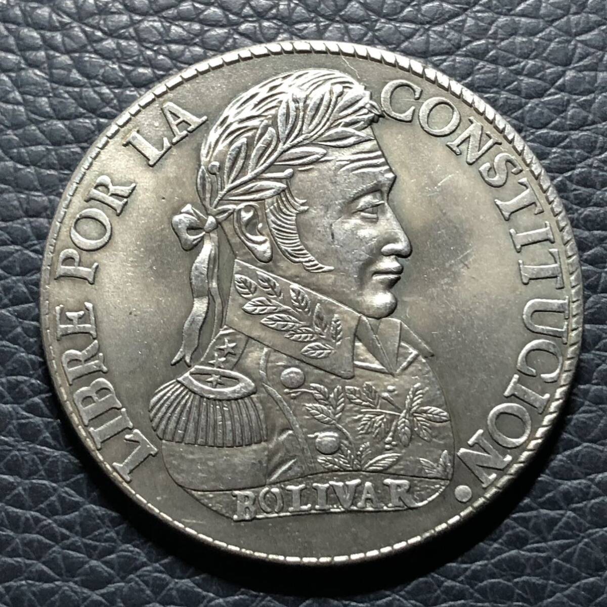 外国古銭　ラテンアメリカ　1838年　シモン・ボリバル　解放者　記念銀貨　大型銀貨 _画像2