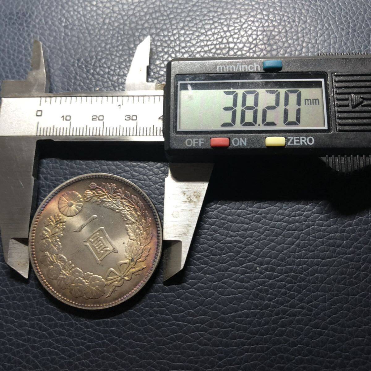 日本古銭 新1円銀貨 明治35年 貨幣 竜 菊紋 貿易銀 一円銀貨 大型銀貨 の画像3