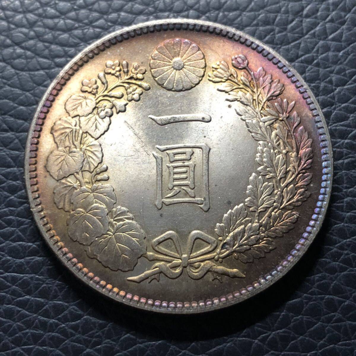 日本古銭 新1円銀貨 明治35年 貨幣 竜 菊紋 貿易銀 一円銀貨 大型銀貨 の画像1