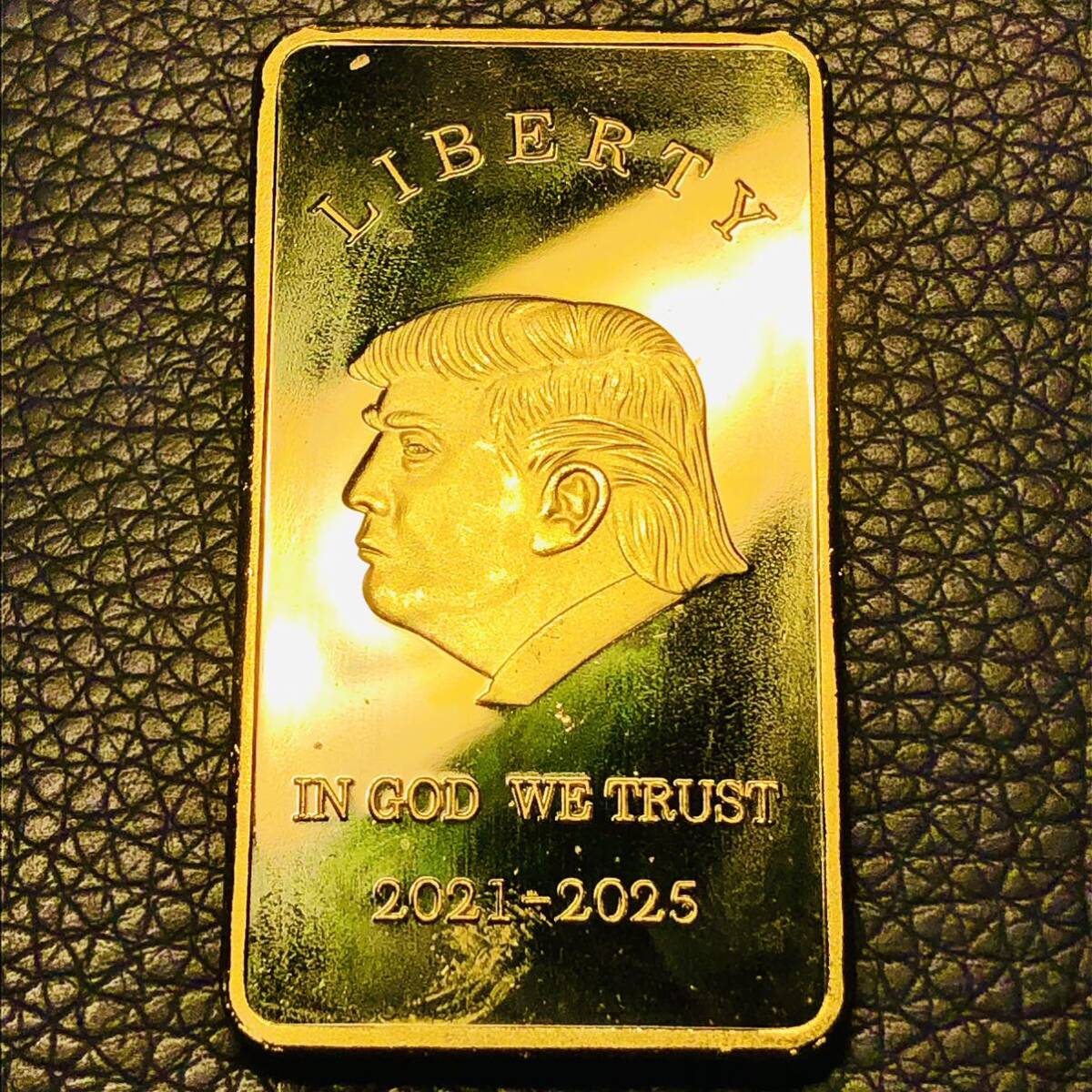 外国古銭　アメリカ合衆国 USA イーグル ドナルド・トランプ大統領　ゴールドバー 大型金貨 カプセル付き_画像1