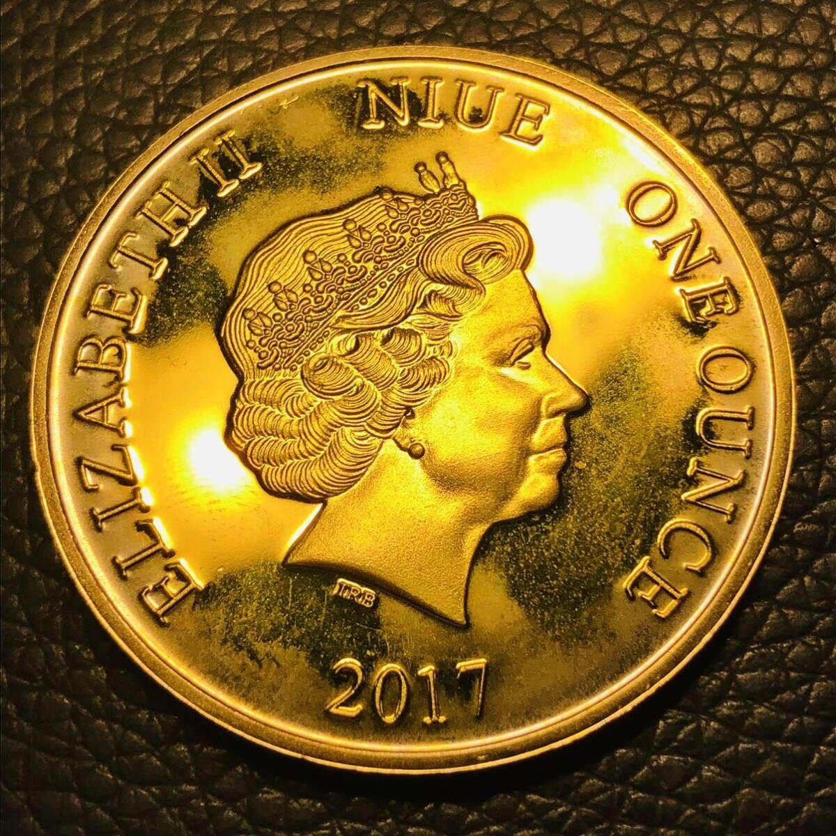 外国古銭 イギリス　2017年　の年　エリザベス2世記念金貨 大型金貨　カプセル付き_画像2