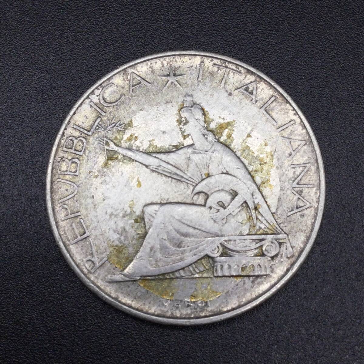 【6328】イタリア 銀貨 L500 記念貨 ４頭立馬車と婦人像 1861年 1961年 重量約11ｇ コイン メダル 外国銭 硬貨 貨幣の画像2