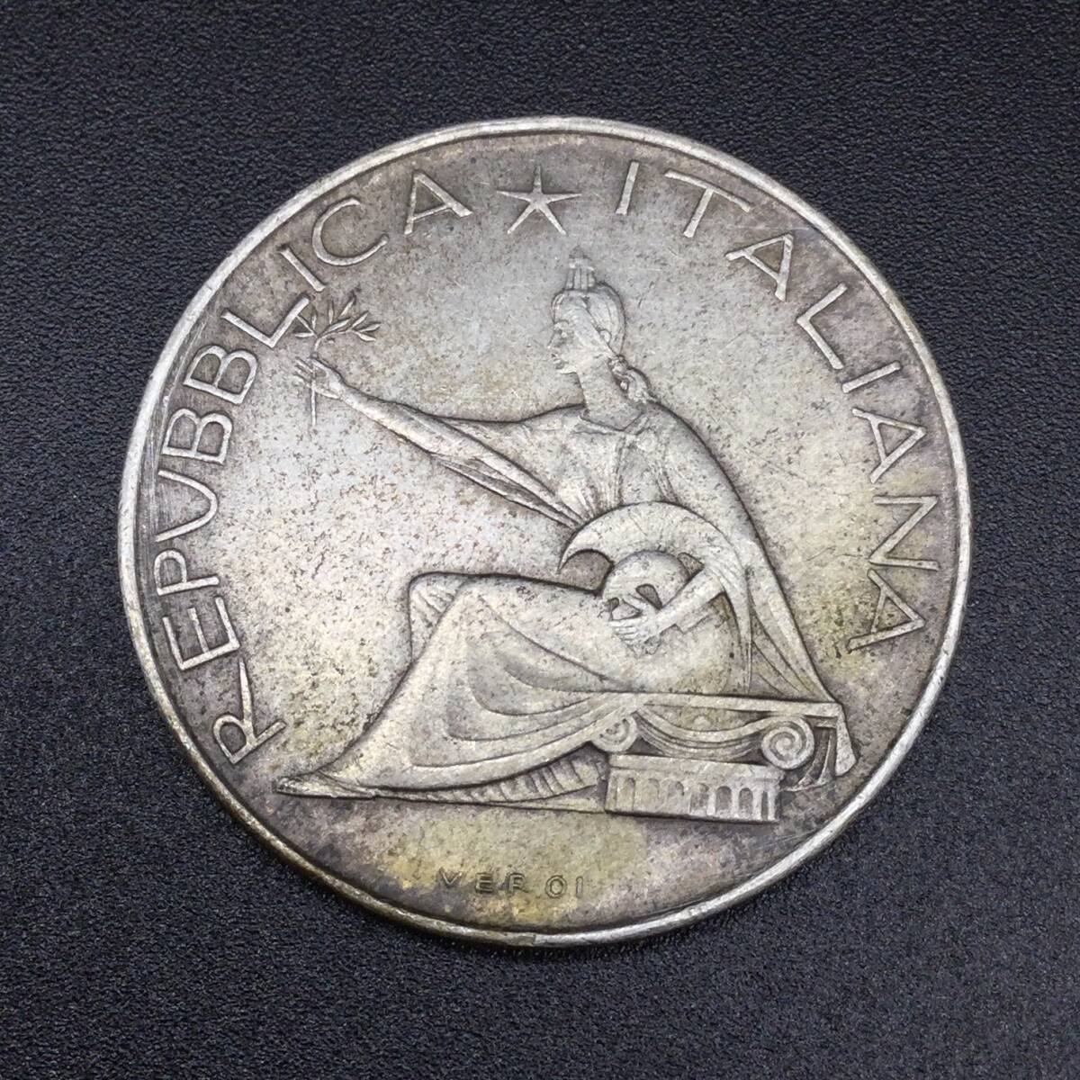 【6328①】イタリア 銀貨 L500 記念貨 ４頭立馬車と婦人像 1861年 1961年 重量約11ｇ コイン メダル 外国銭 硬貨 貨幣の画像1