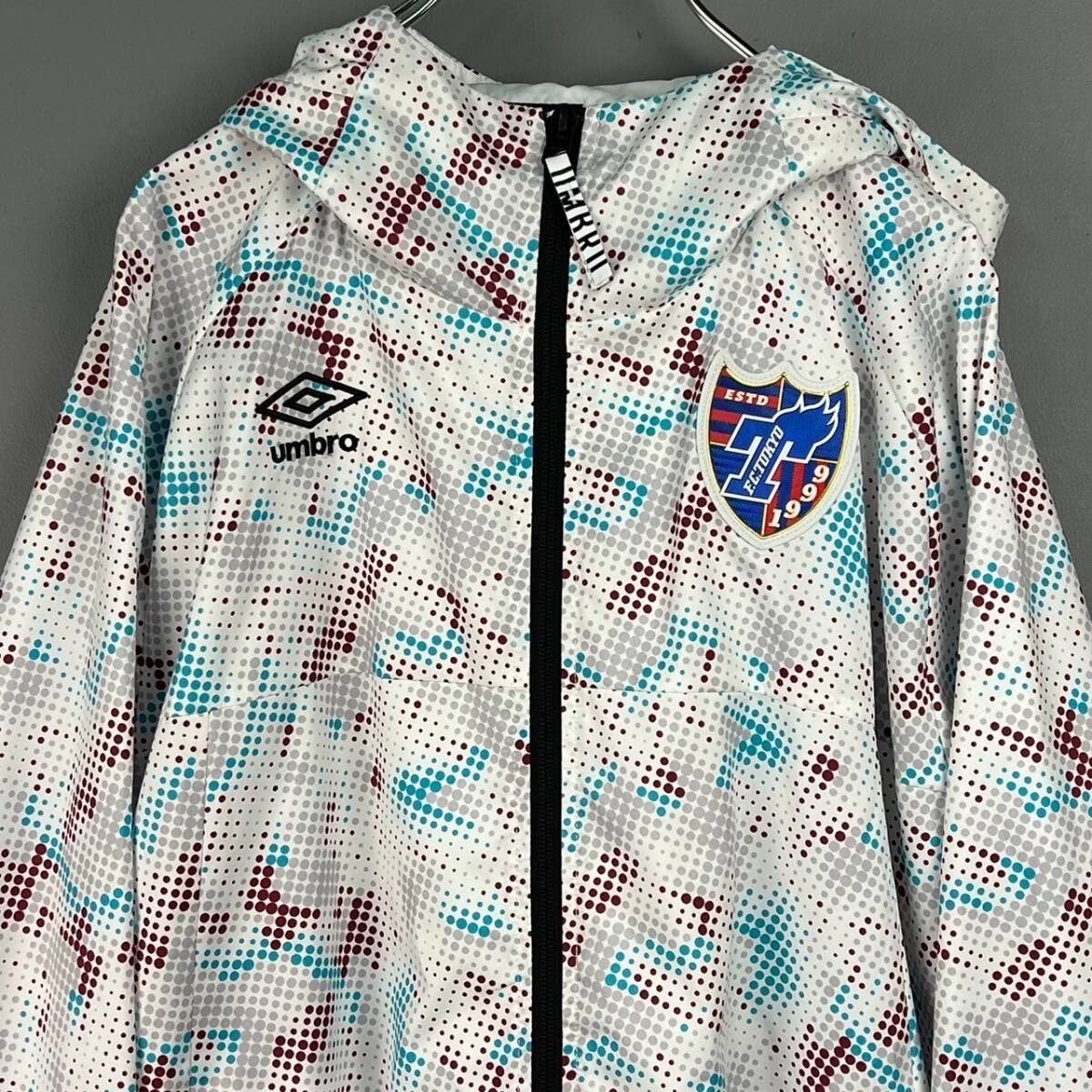 Wm346 美品 UMBRO アンブロ サッカー Jリーグ FC東京 ウィンドブレーカー ジップアップ ジャケット パーカー メンズ M-Lの画像3