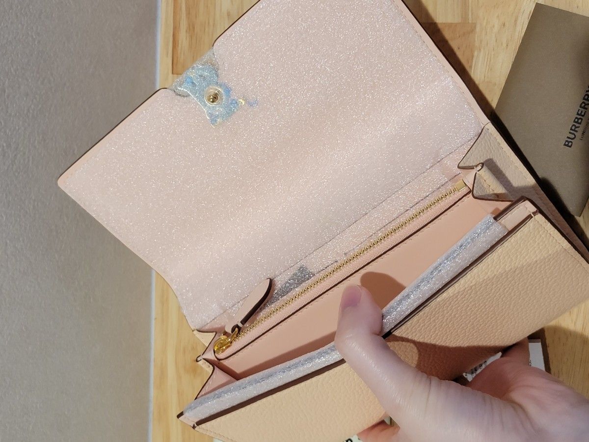 新品未使用 Burberry グレイニーレザー TBコンチネンタル 新品未使用 Burberry グレイニーレザー TBコンチネンタル
