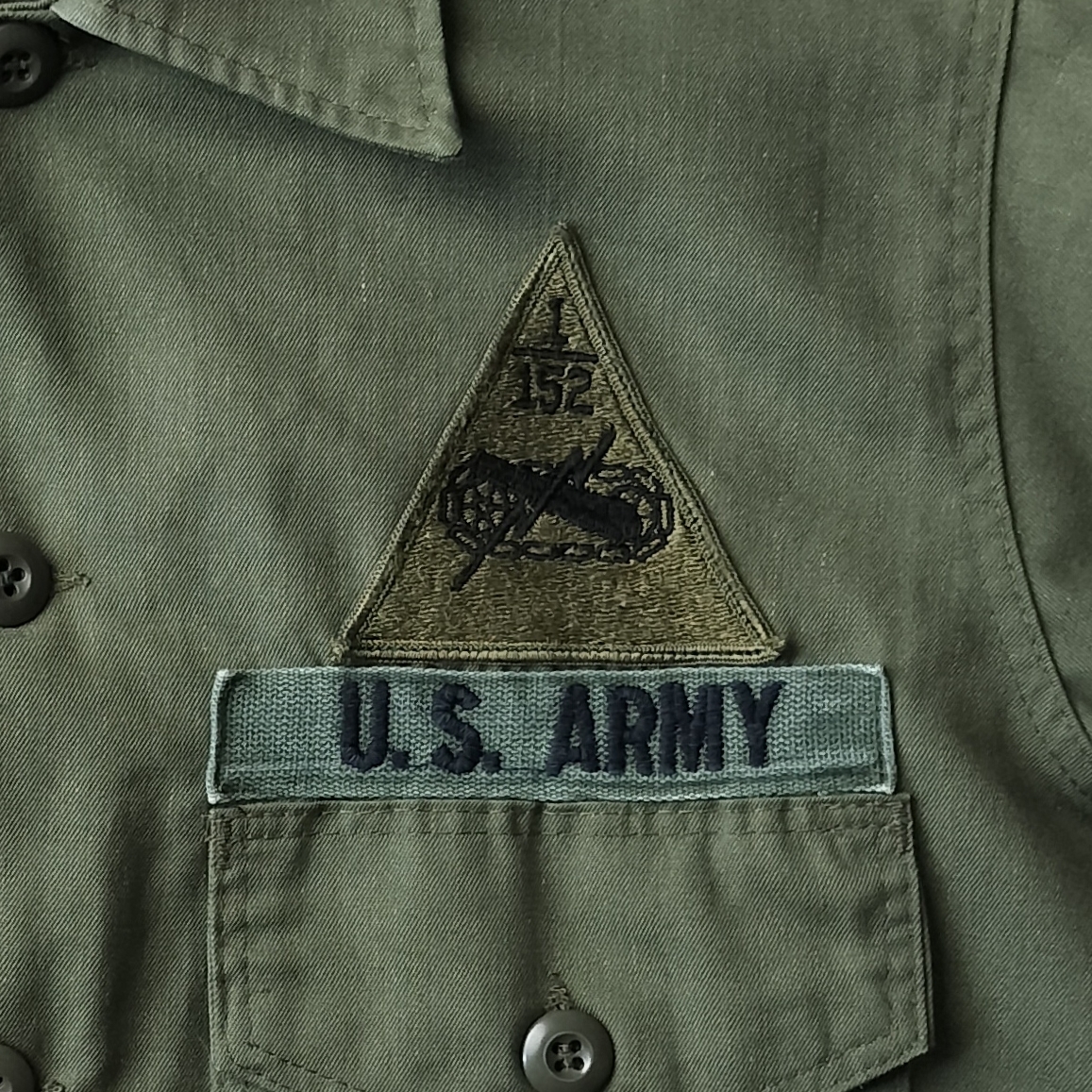 1970\'s America army utility shirt fa tea g shirt Vintage U.S.ARMY shoulder sleeve insignia patch attaching olive green rare 