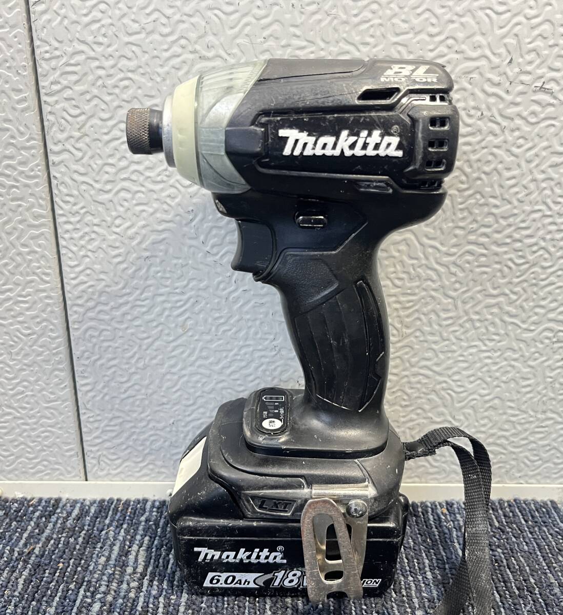 【比較的綺麗】makita マキタ TD147D 充電式インパクトドライバ バッテリー18V＋充電器付き 電動工具 2141の画像2