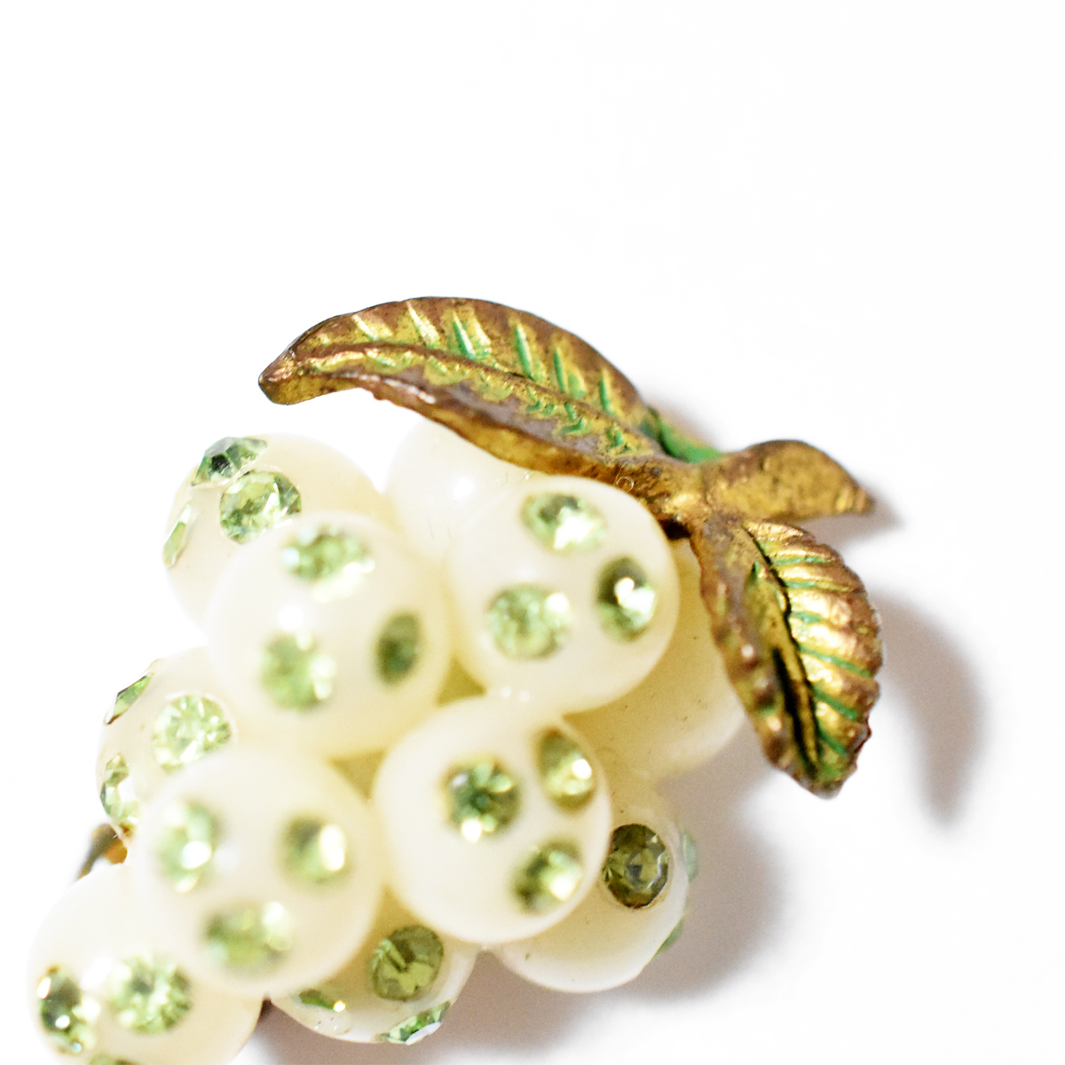 Vintage　1950′s white×green 　grapes　motif 　plastic×rhinestone earrings_画像7