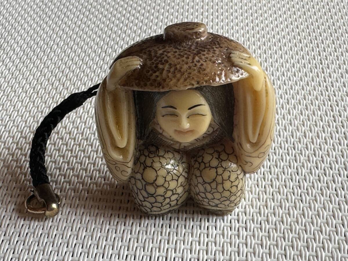 根付 無在銘『傘をかぶる女』 画像で判断下さい NETSUKE_画像1