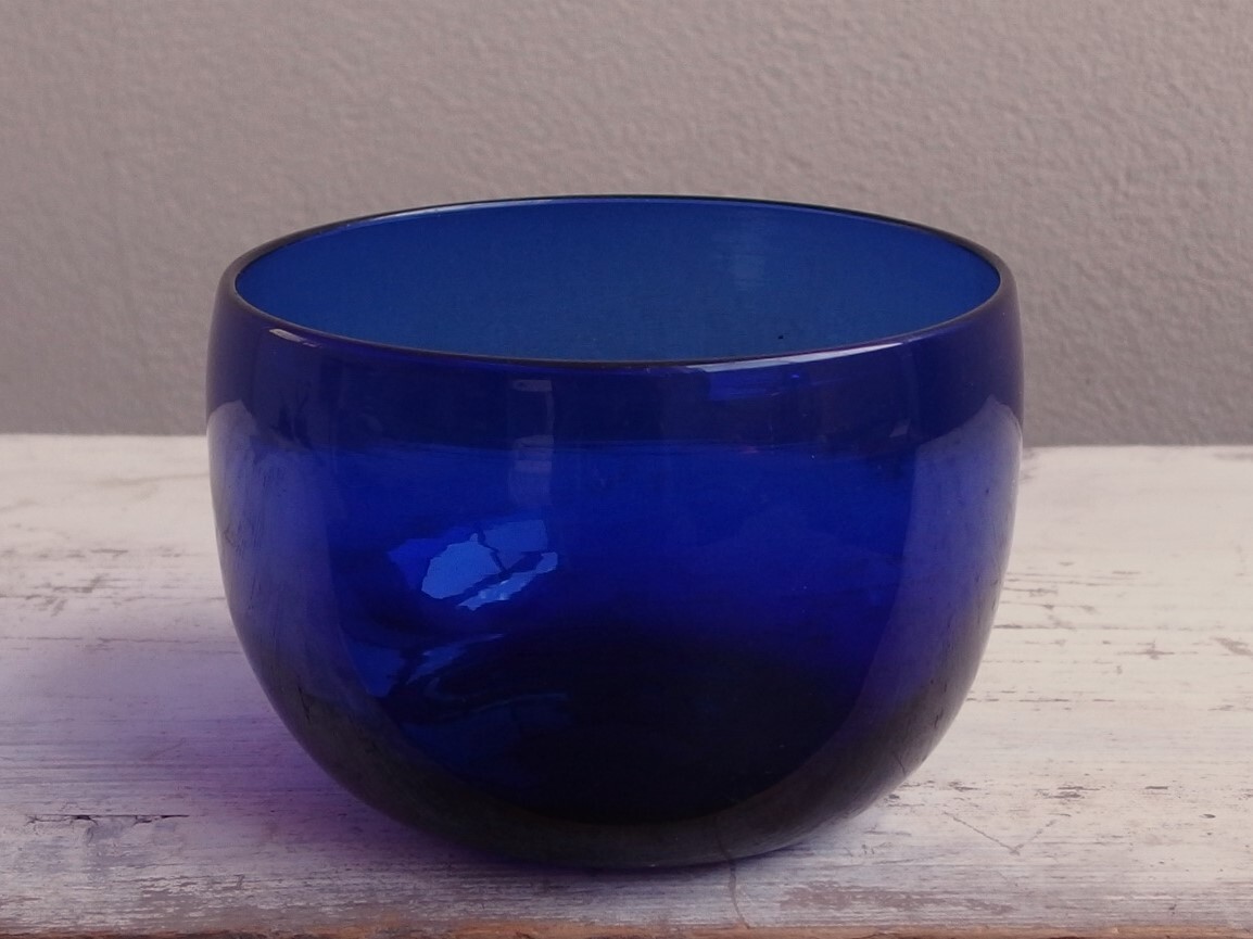 ◎野遊２ 抹茶碗サイズの神秘的な古い紺色吹きガラス製碗 明治時代或は19世紀欧州製 江戸ガラス 氷コップ 和ガラス 茶道の画像2