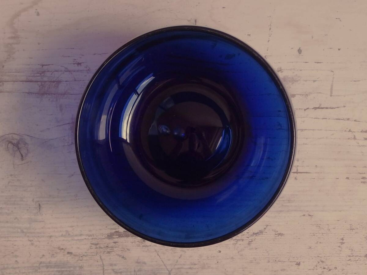 ◎野遊２ 抹茶碗サイズの神秘的な古い紺色吹きガラス製碗 明治時代或は19世紀欧州製 江戸ガラス 氷コップ 和ガラス 茶道の画像5