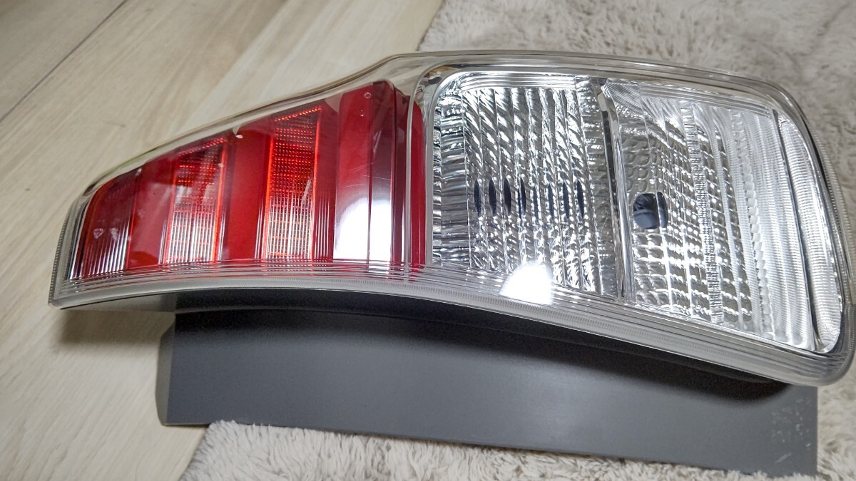 トヨタ プリウスα ZVW41W 後期 純正LEDテールランプ  助手席側 右側 割れありの画像4