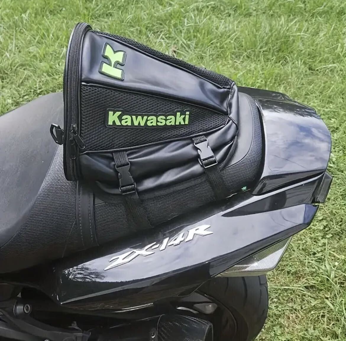 バイク用リアシートバッグ　カウル型 簡易防水 コンパクトシートバッグ レザー×メッシュタイプ ツーリングバッグ Kawasakiロゴ！