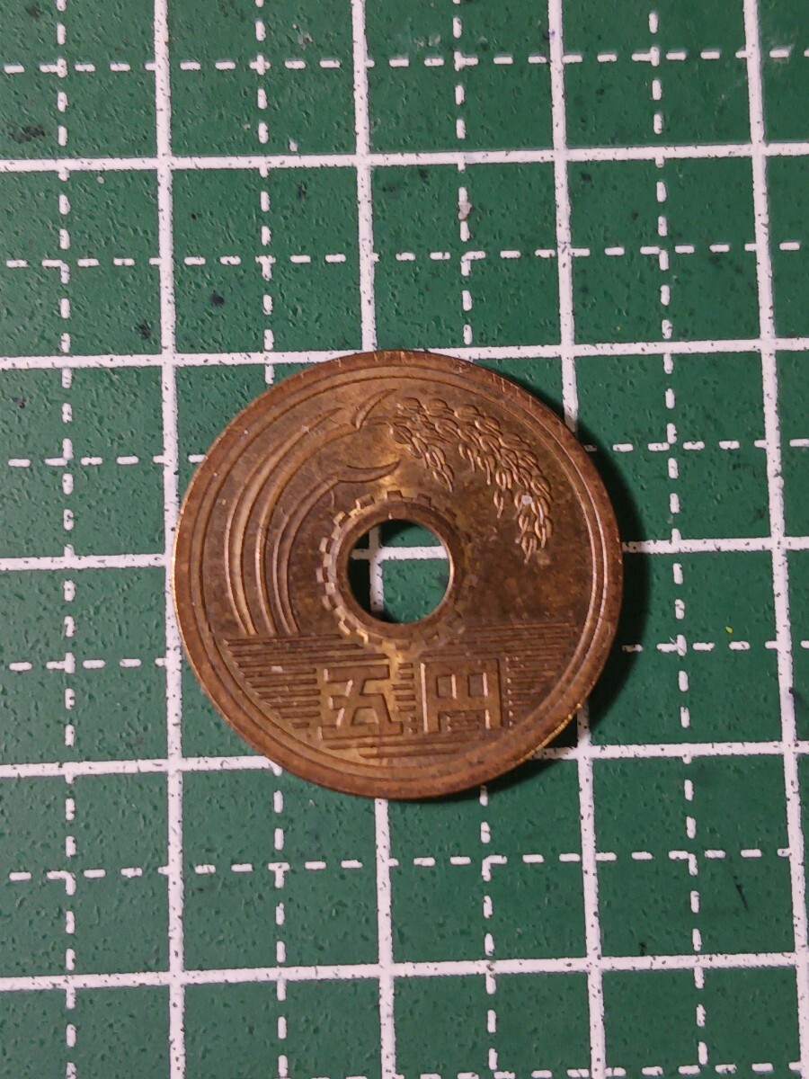 平成14年5円硬貨／市場出回り流通硬貨／使用感ありの画像1