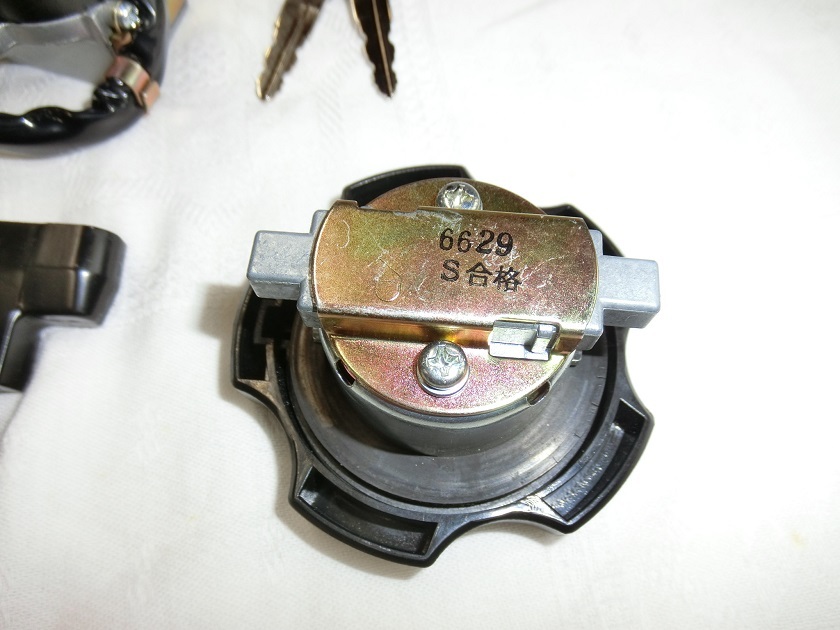 YAMAHA RZ250/350 貴重な未使用 純正イグニッションスイッチ メインキー2本 タンクキャップ シート・ヘルメットロック SETで！の画像3