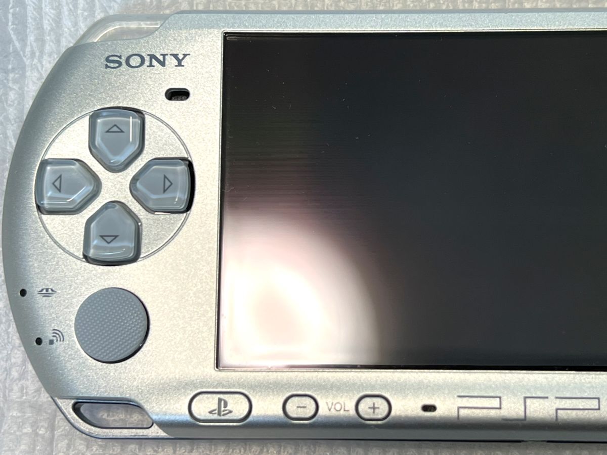 〈美品・動作確認済み・最終型〉PSP-3000 本体 ミスティックシルバー ＋メモリースティック 4GB PlayStation Portable 薄型_画像4