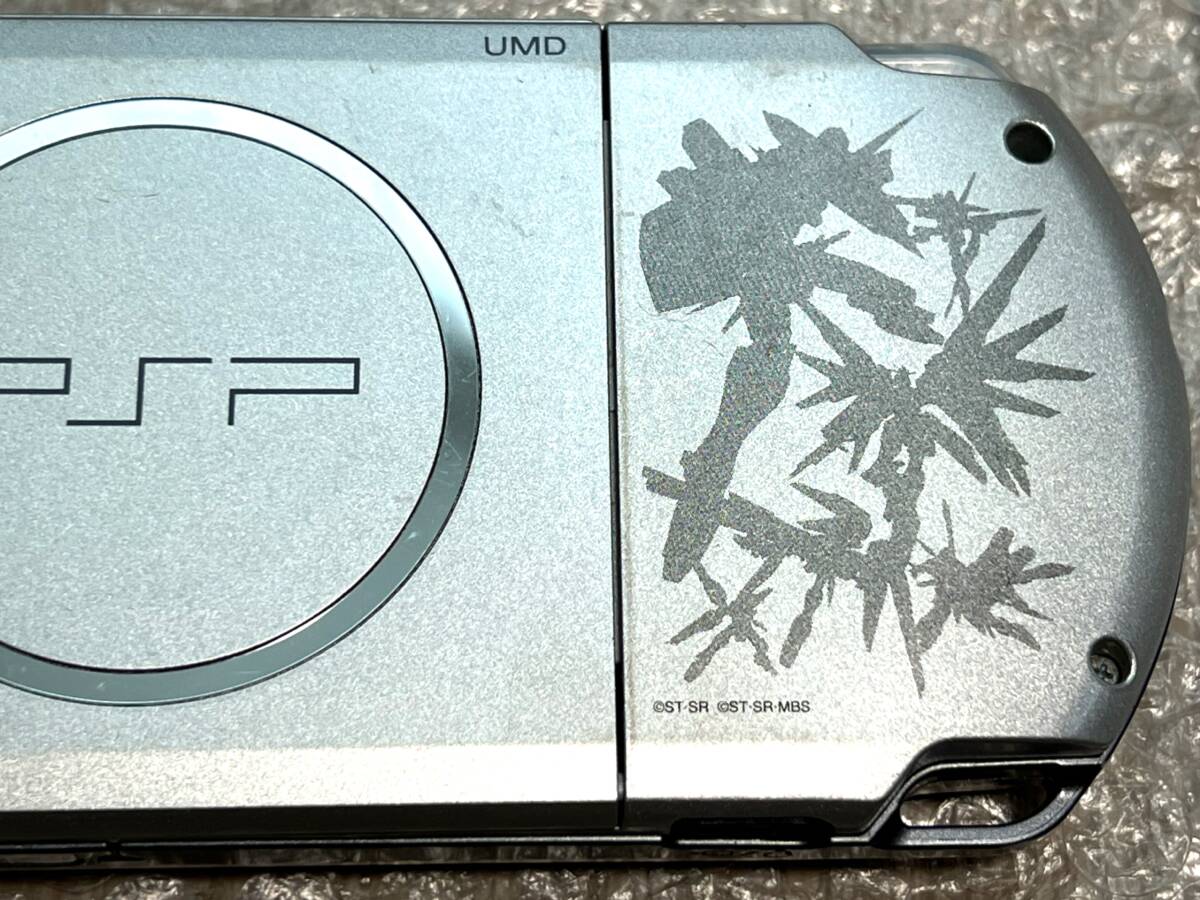 〈動作確認済み〉PSP-3000 本体 ガンダムVSガンダム プレミアムパック＋メモリースティック＋充電器 PlayStation Portable 薄型の画像3
