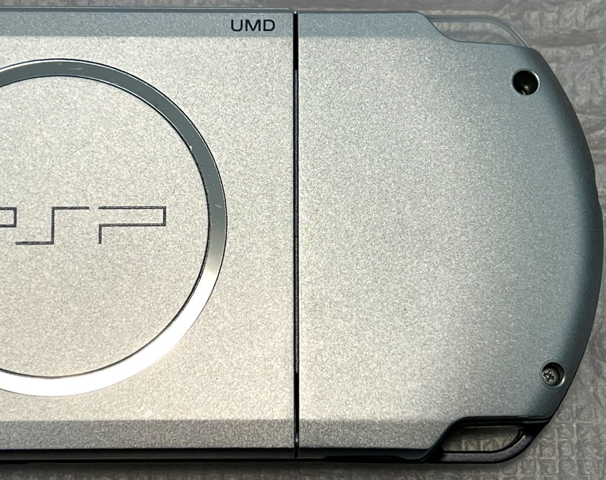 〈美品・動作確認済み・最終型〉PSP-3000 本体 ミスティックシルバー ＋メモリースティック 4GB PlayStation Portable 薄型_画像5