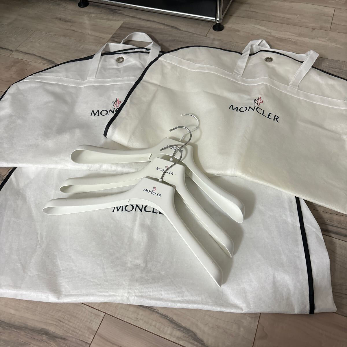 モンクレール ハンガー&ガーメントカバー3セット MONCLER セット モンクレール ハンガー&ガーメントカバー3セット MONCLER セット