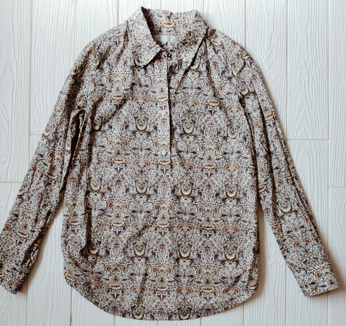 自由区×LIBERTY*スキッパ―シャツ*長袖ブラウス*サイズ38*綿100％*ロデン柄*リバティ*ウィリアム・モリス*オンワード樫山*袖ロールアップ_画像1