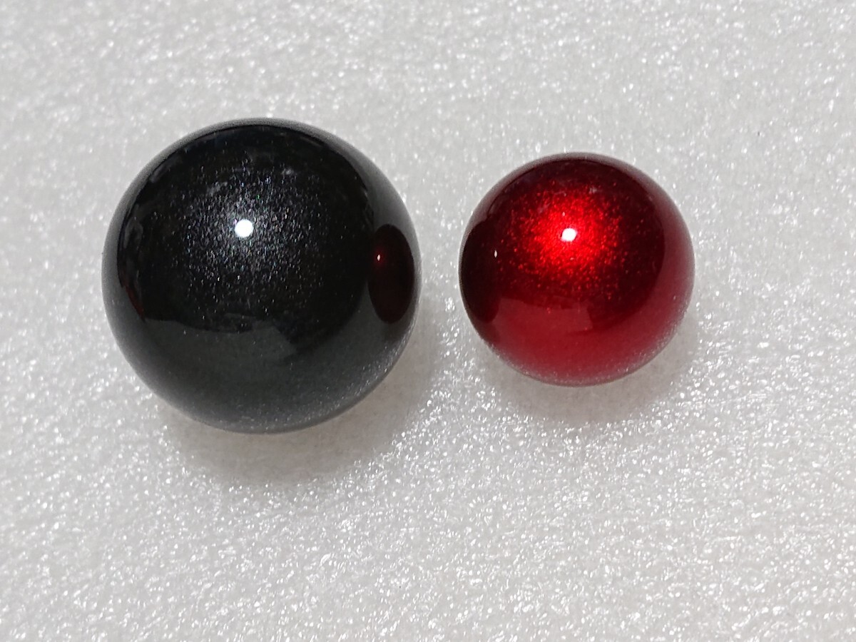 トラックボールのボール2個、 約Φ34mmグレーとΦ25mm赤 の画像1