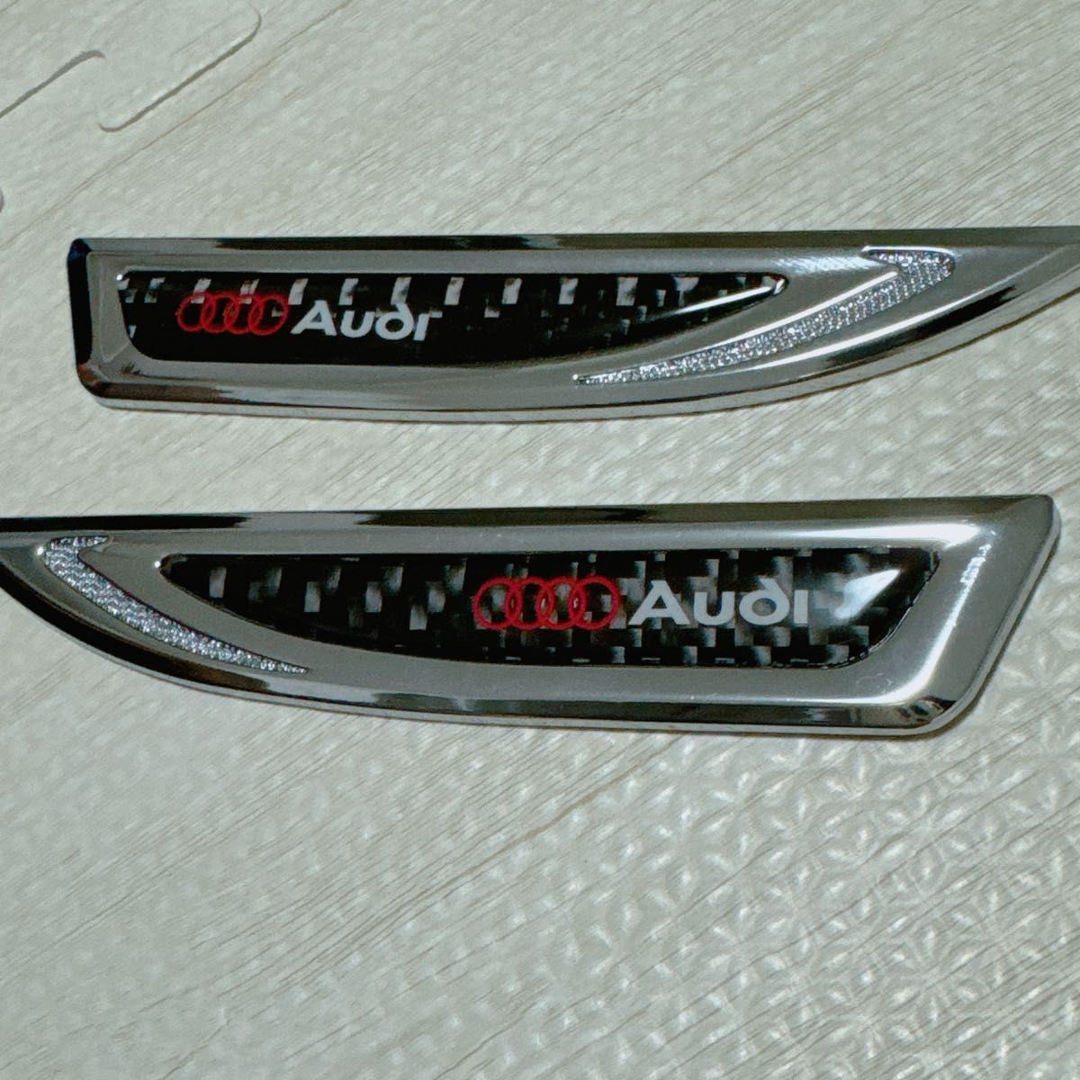 フェンダー サイド エンブレム　ロゴ　Audi