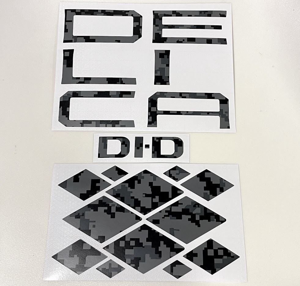 新型 デリカD:5 スリーダイヤ DELICA DIDエンブレムステッカー デジタル迷彩グレー_画像1