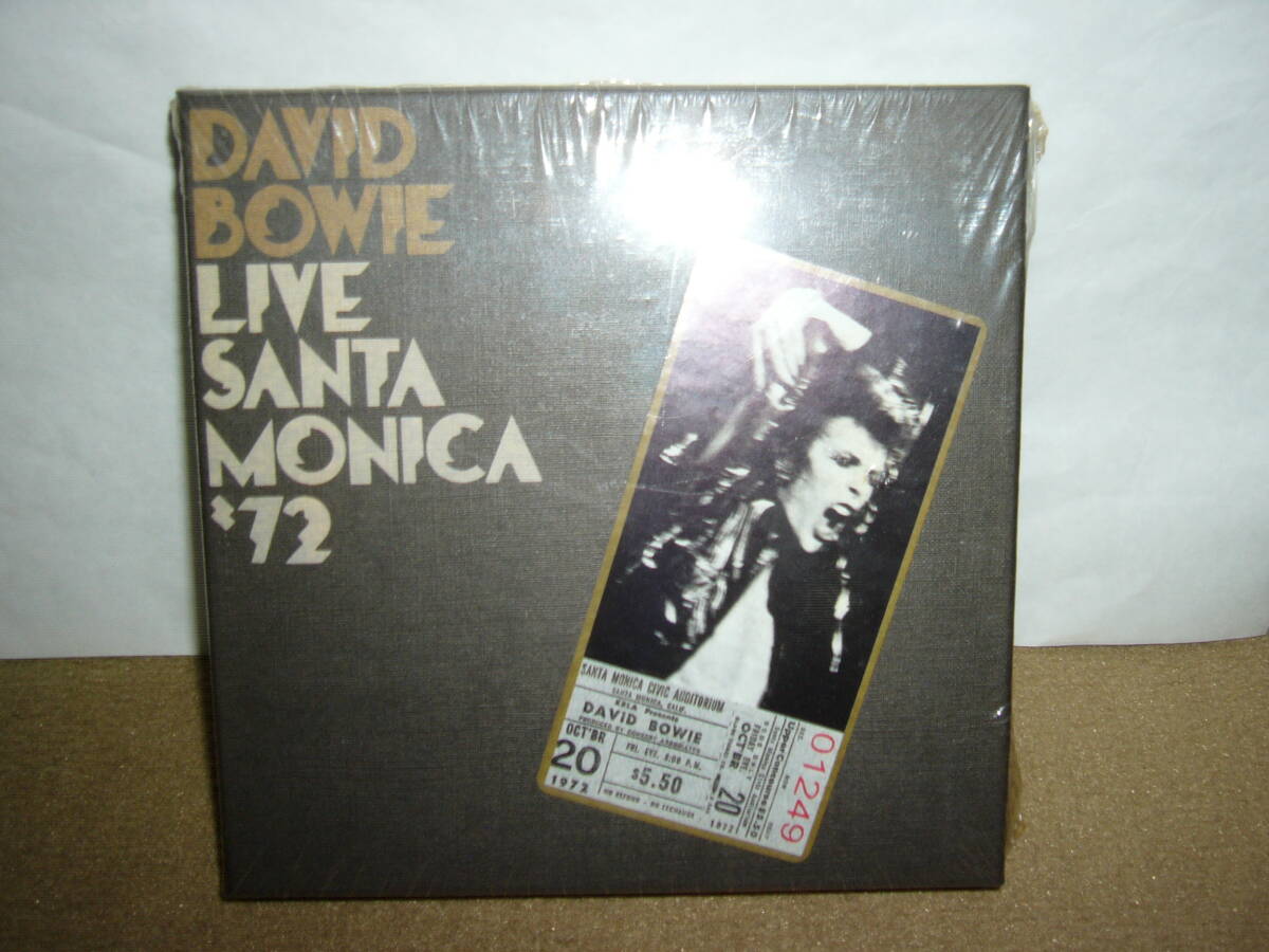 名手故Mick Ronson等在籍時 グラム期の貴重なライヴ録音「David Bowie Live Santa Monica’72」リマスター特別仕様BOX 輸入盤未開封新品。_画像1