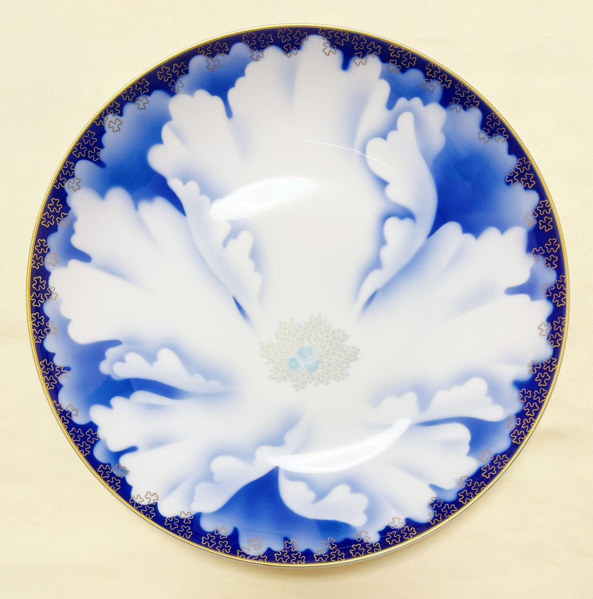 新品 美術有田焼 宮内庁御用達 深川製磁 牡丹金ミル 27cm平鉢 新品 美術有田焼 宮内庁御用達 深川製磁 牡丹金ミル 27cm平鉢