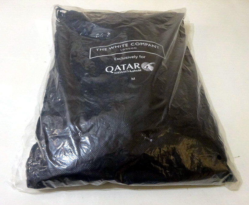 カタール航空ファーストクラス用・機内ウェアＭサイズとディプティックDIPTYQUE製アメニティバッグ黒 送料無料 未開封未使用品の画像2