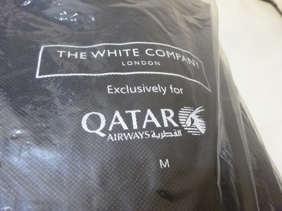 カタール航空ビジネスクラス用・機内ウェアＭサイズとディプティックDIPTYQUE製アメニティバッグ黒 未開封未使用品 送料無料の画像3