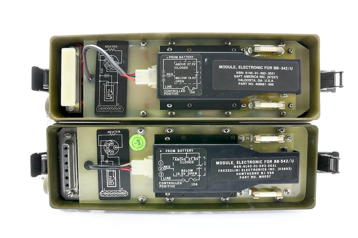 動作未確認 軍用品 T-5055 / URT-26[V] / RADIO BEACON CASE ASSY 付属品多数 ヘッドセット ケース ケーブルアンテナ バッテリー ■23685の画像10