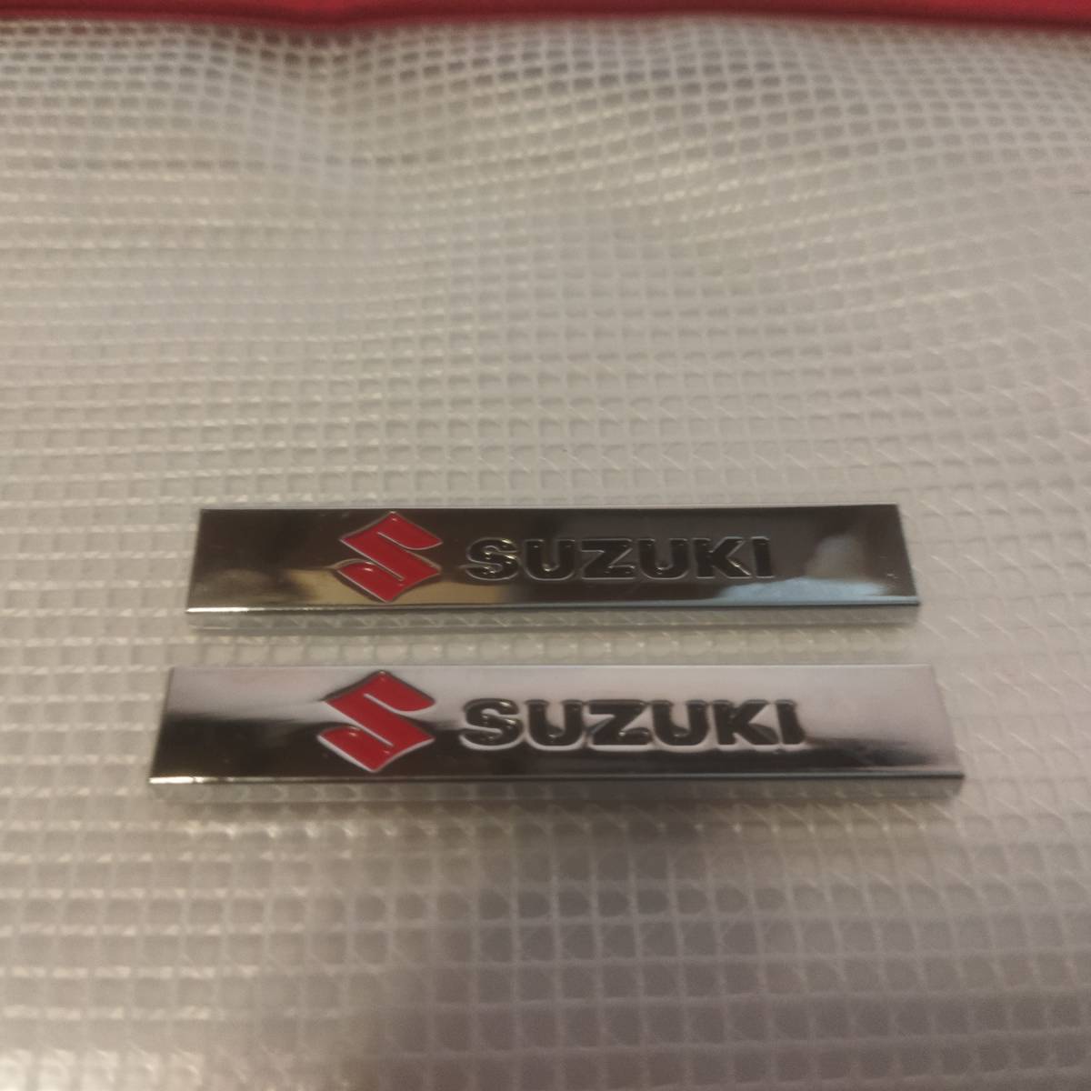 SUZUKI(スズキ) エンブレムプレート 縦1.0cm×横6.0cm×厚さ2ｍｍ　2枚組　②　送料無料_画像1