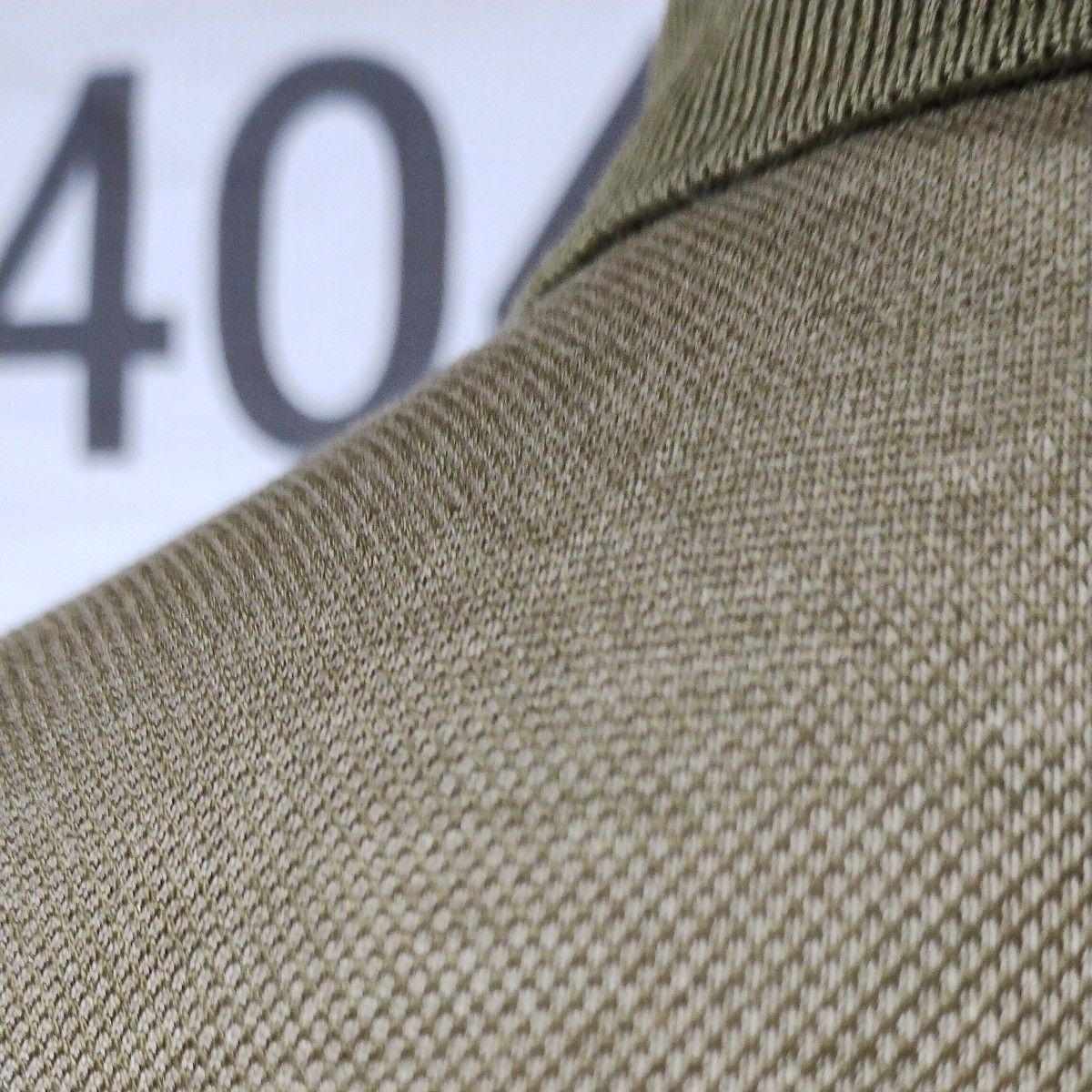 バーバリー・半袖ポロシャツS　オリーブ系　シルキータッチのコットン素材　写真には写せませんでしたがボタンにBURBERRYロゴ入り
