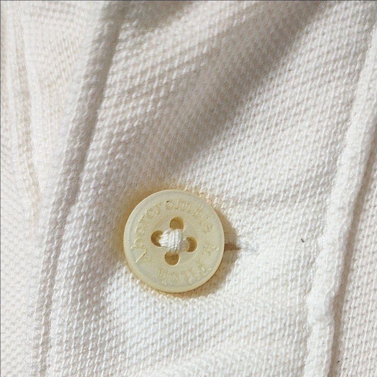 アバクロ半袖ポロシャツM/L　ホワイト　胸にワンポイントムース刺繍入り　ボタンにはロゴ刻印入り　Abercrombie＆Fitch